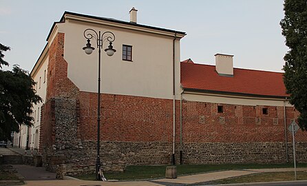 Po lewej relikty Bramy Krakowskiej (Bramy Iłżeckiej)