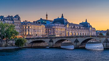 Pont Royal és a Musée d’Orsay látképe alkonyatkor (Párizs, Franciaország)