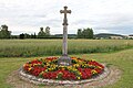 Wegkreuz mit Blumenbeet