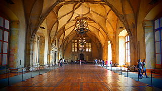 Salón de Vladislao (1493-1502) del castillo de Praga, de Benedikt Rejt (ca. 1500), en la época el mayor espacio secular abovedado de Europa Central.[39]​[40]​