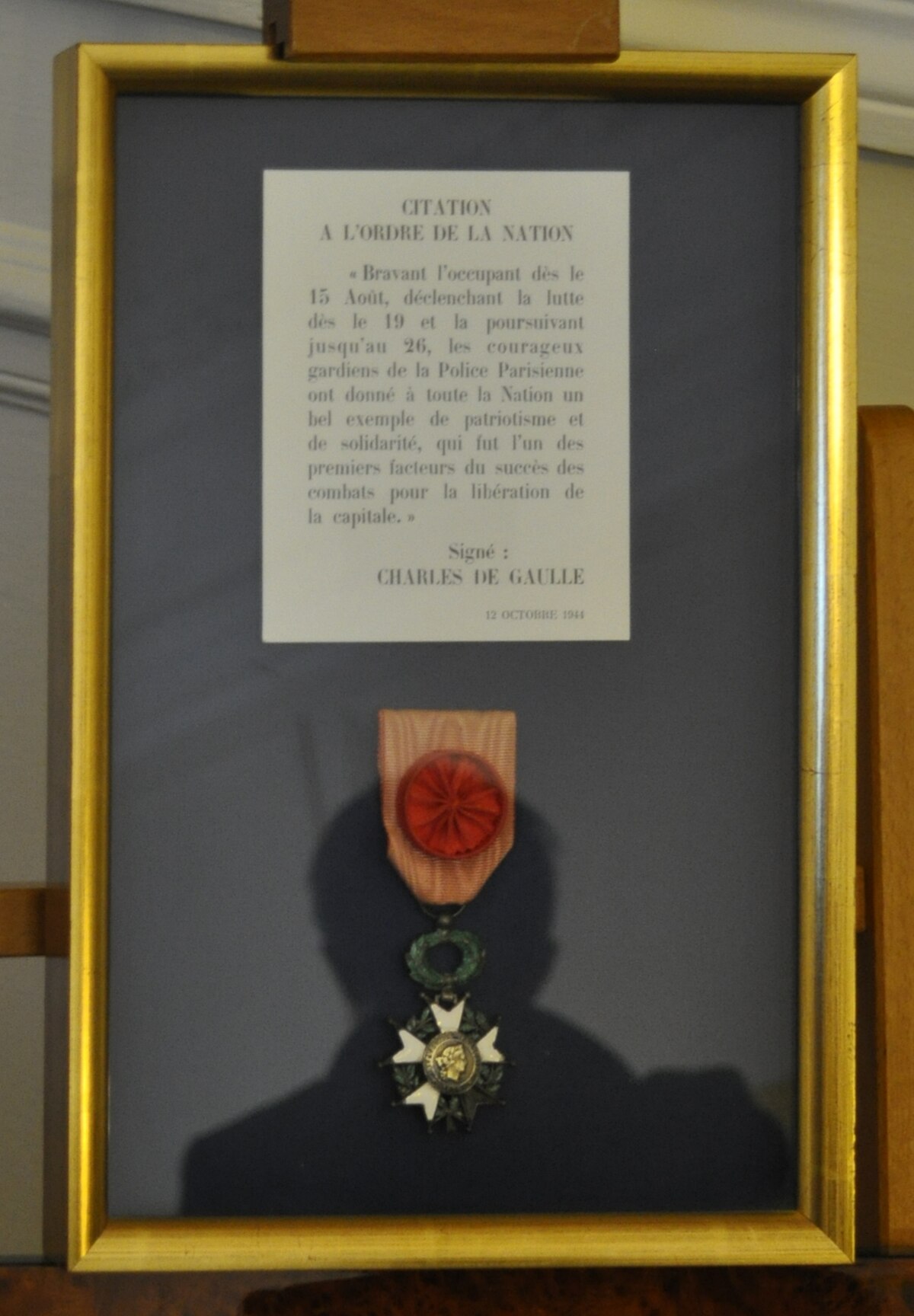 File Prefecture De Police De Paris Citation A L Ordre De La Nation Et Legion D Honneur Jpg Wikimedia Commons