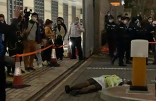 A female online media reporter in fell to the ground Press injured outside West Kowloon Court 20210303.png