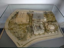 דגם הקריה הלאומית לארכאולוגיה (במרכז), במבט לכיוון דרום-מזרח. משמאל דגם מוזיאון ארצות המקרא. הדגם מוצב במשרדי רשות העתיקות במוזיאון רוקפלר