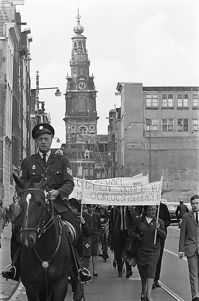 File:Protestmars tegen vrijlating Lages in Amsterdam, de stoet in de Jodebreestraat, Bestanddeelnr 919-4278.jpg