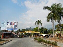 Pemandangan Pugo pusat kota dan selamat datang lengkungan dari jalan Raya Nasional