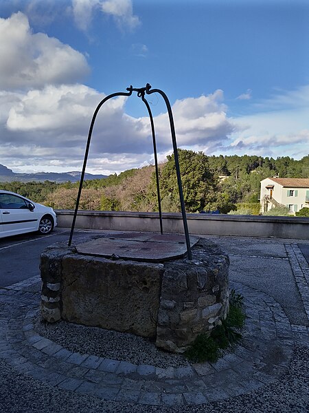 File:Puits rue des Cévennes.jpg