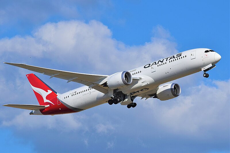 File:Qantas Dreamliner departing Adelaide (24625798438).jpg