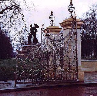 <span class="mw-page-title-main">Queen Elizabeth Gate</span> Celebratory landmark in London for The Queen Mother