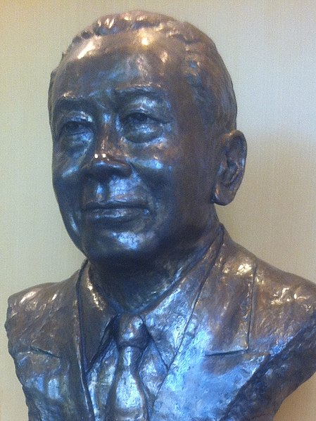 File:Rayson Huang bronze.jpg