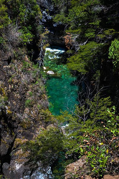 File:Refugio de montaña "Cajón del azul" - Río Negro.jpg