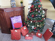 La mañana antes de la entrega de navidad regalos de navidad compras  navideñas en línea escena de año nuevo con árbol y regalos feliz hombre de  santa hombre con sombrero de santa