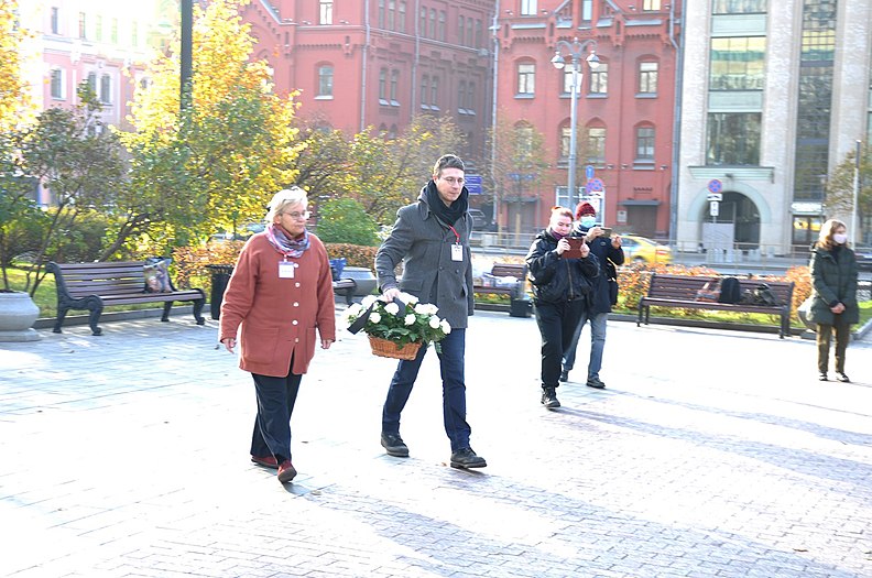 Венок от правозащитного общества «Мемориал»