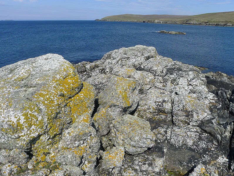 File:Rocky promontory, West Sand Wick - geograph.org.uk - 4982417.jpg