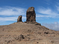 Roque nublo lejos.jpg