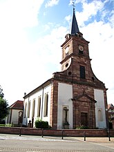 Façade avec le clocher et le portail principal