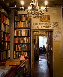 Vista de l'entrada de l'antiquari de Shakespeare and Company, a la nit (2011)