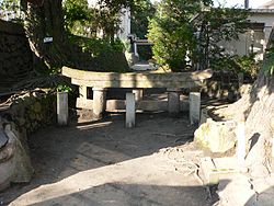 1914年に発生した桜島の大正大噴火によって上部をわずかに残し噴石や火山灰に埋もれてしまった腹五社神社の鳥居