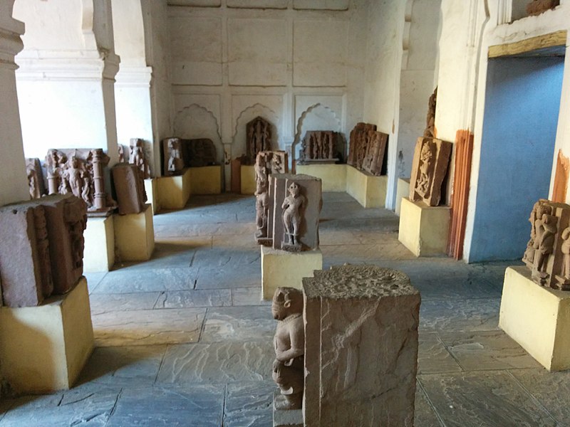 File:Satues and Sculptors in Rani Mahal Jhansi.jpg