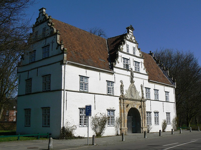 File:Schloss vor Husum-Torhaus.jpg