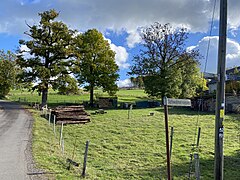 Der gleichnamige Bach Schwelmersiepen mündet im Ort in die Bever.