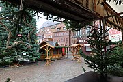 Schwenkgrillhütte und Weihnachtsbaum auf dem Alten Markt vor dem Rathaus Stralsund