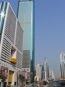 Shun Hing Square mit Stadtkulisse im Hintergrund