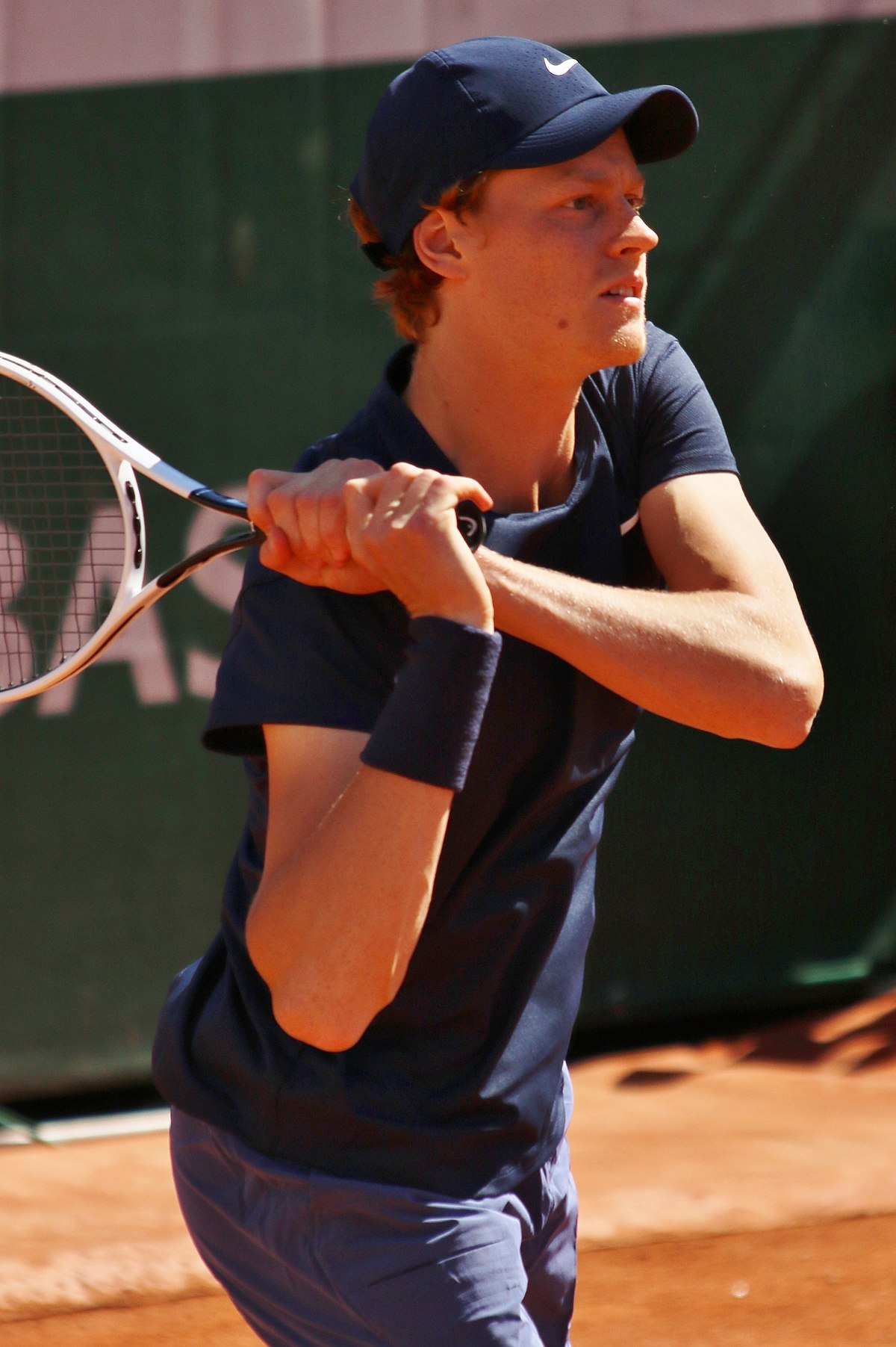 ¿Quién es el entrenador de tenis de pecador?