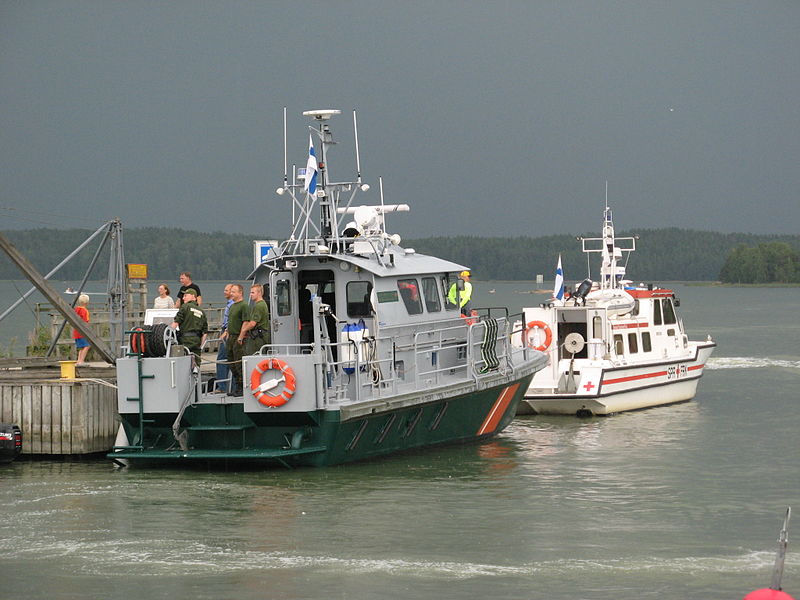 File:Sjöbevakningsbåt och Caritas Boundbirsn 2010.jpg