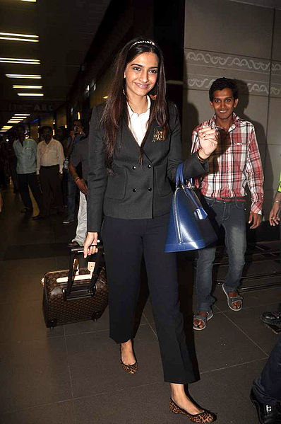 File:Sonam Kapoor snapped leaving for Cannes (1).jpg