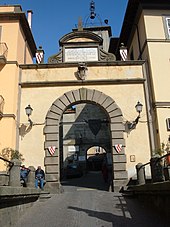 Porta d'accesso all'antico borgo della Rocca.