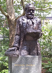 Cerflun o Antonín Dvořák yn Sgwâr Stuyvesant yn Manhattan, Dinas Efrog Newydd, wedi'i wneud gan y cerflunydd Croateg Ivan Meštrović.