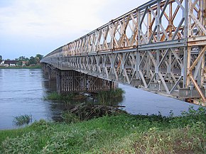 Beyaz Nil üzerindeki demir köprü