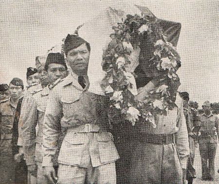 Fail:Sudirman's_casket_carried,_Kenang-Kenangan_Pada_Panglima_Besar_Letnan_Djenderal_Soedirman,_p13.jpg