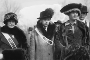 Суфражеткиња у капуту од твида (1913)