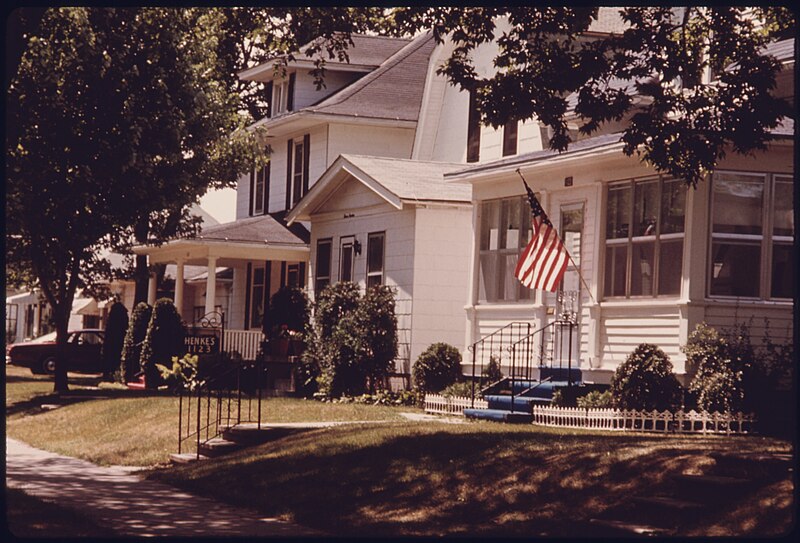 File:THE TOWN OF NEW ULM, MINNESOTA, WAS FOUNDED IN 1854 BY A GROUP OF GERMAN IMMIGRANTS. SINGLE FAMILY HOUSING THERE RUNS... - NARA - 558157.jpg