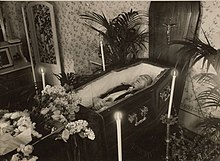 Polish composer Karol Szymanowski lying in his casket, 1937 Taut amb el cos de Karol Szymanowski.jpg
