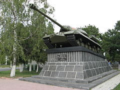 Puna-armeijan tankki muistona kaupungin puistossa