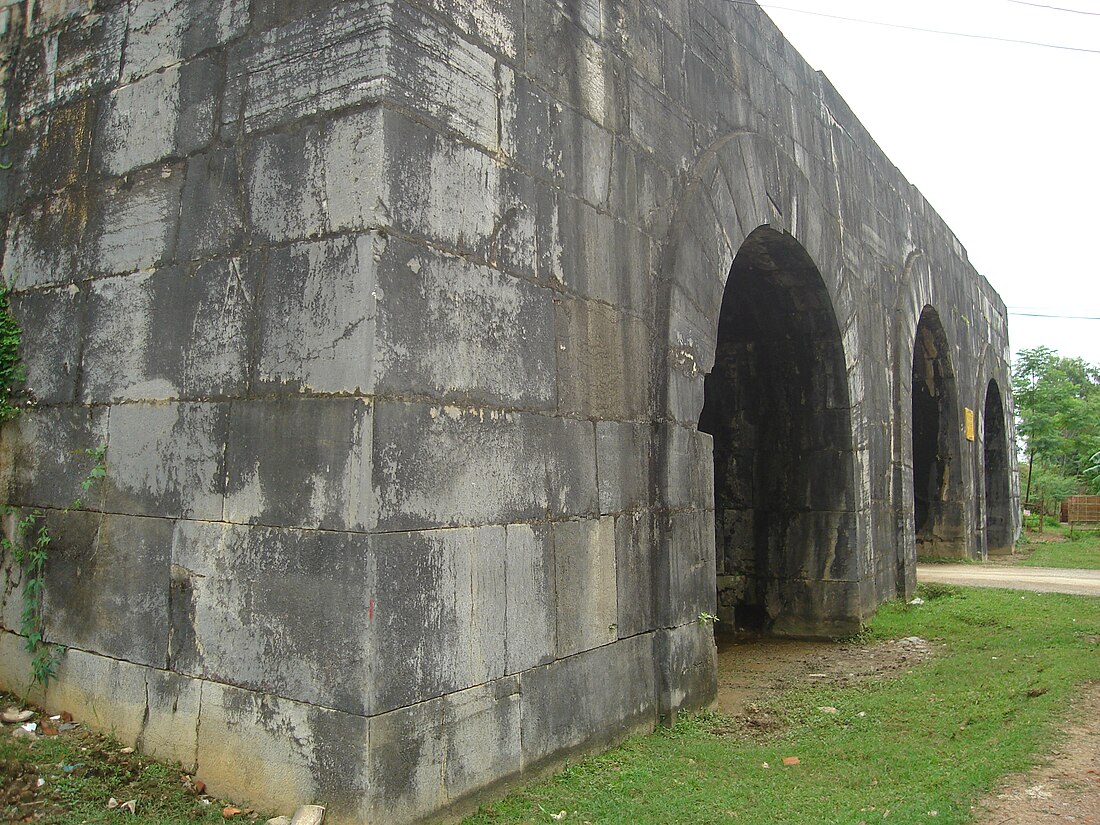 File:Tay Do castle South gate.JPG