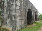 Um portão construído com pedras cinzentas maciças.