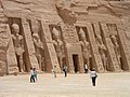 O pequeno templo de Abu Simbel, dedicado à rainha Nefertari