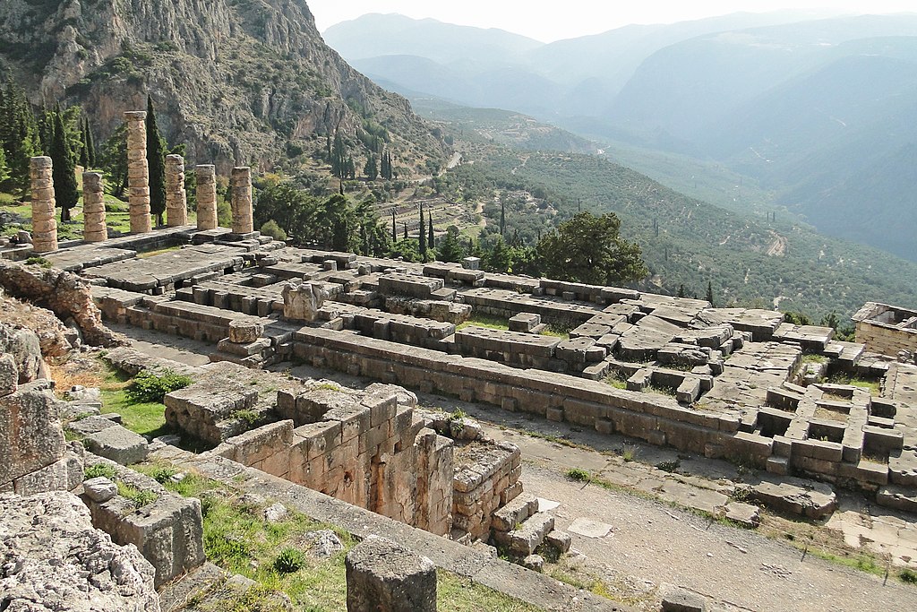 Temple of Apollo in Delphi 01.jpg