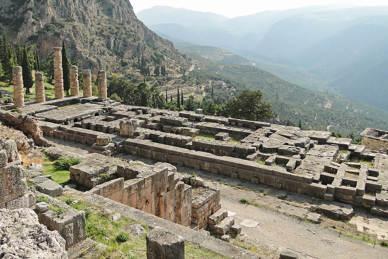 Ruines actuelles du temple d'Apollon à Delphes.