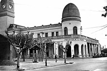 Mar del Plata Sud as a bus terminal in the 1950s. Most of its ornaments designed by Dormal had disappeared, which is clearly visible on the dome and arcs Terminal omnibus mar del plata 1950s.jpg