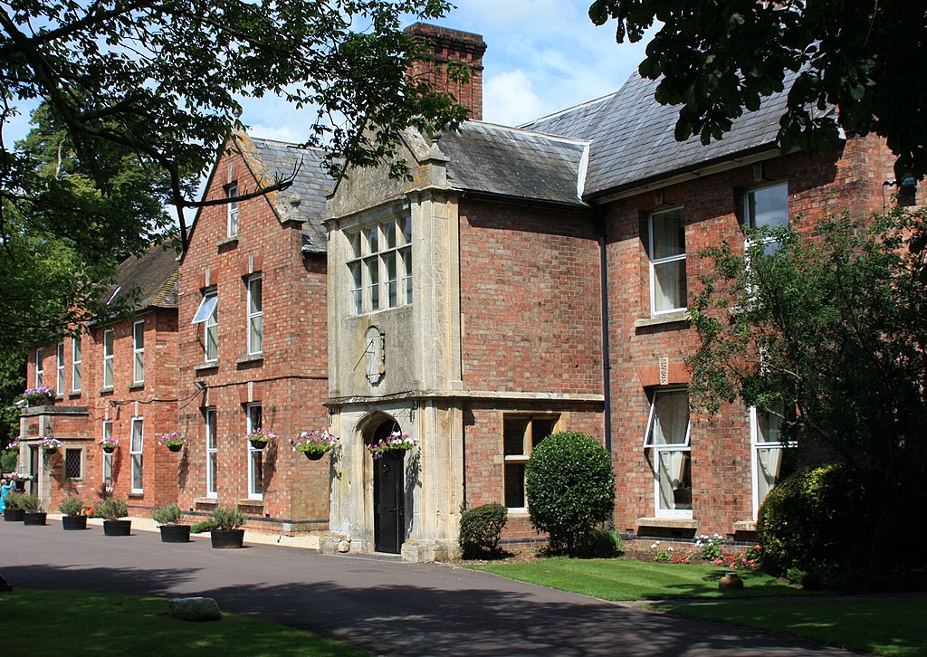 Small picture of Hatherley Manor Hotel courtesy of Wikimedia Commons contributors