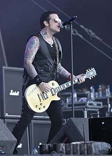 Ricky Warwick vystupujúci so skupinou Thin Lizzy v roku 2016