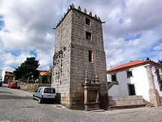 The two-story vertical tower, with the lower section protruding Torre do Relogio ou Torre Ameada.jpg