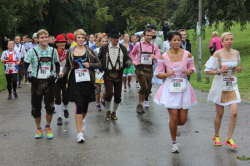 File:Trachtenmaratonlauf Muenchen 2013 010.JPG