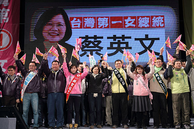 2011年12月25日，中華民國第13任總統、副總統選舉民主進步黨總統候選人蔡英文參加在台北市舉行的「公平正義、撲滿台灣」造勢晚會。