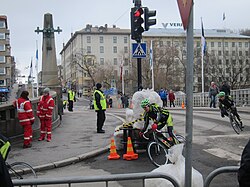 Pyöräilijät ylittämässä Auransiltaa Turun Sanomien kortteliajoissa vuonna 2013.