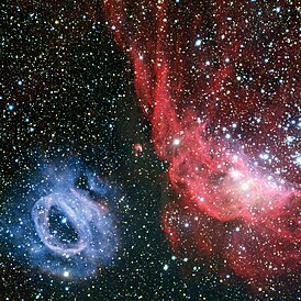 Справа — NGC 2014, красного цвета, неправильной формы и его сосед облако NGC 2020, синего цвета, круглой формы. Телескоп VLT.